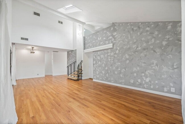Building Photo - Coming Soon La Jolla UTC Renovated 3 bd /2 ba Townhome with Garage, Private Patio, + more!