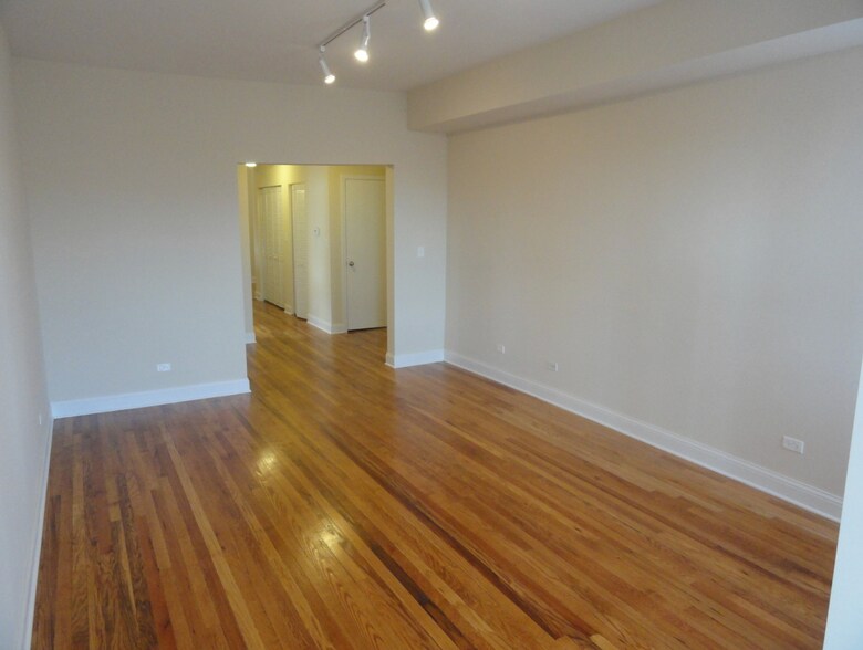 Primary Photo - 4846 N Drake Ave