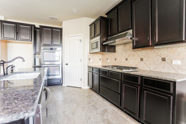 Building Photo - Bright, Spacious Living in an Inviting Home with Modern Finishes and Great Location