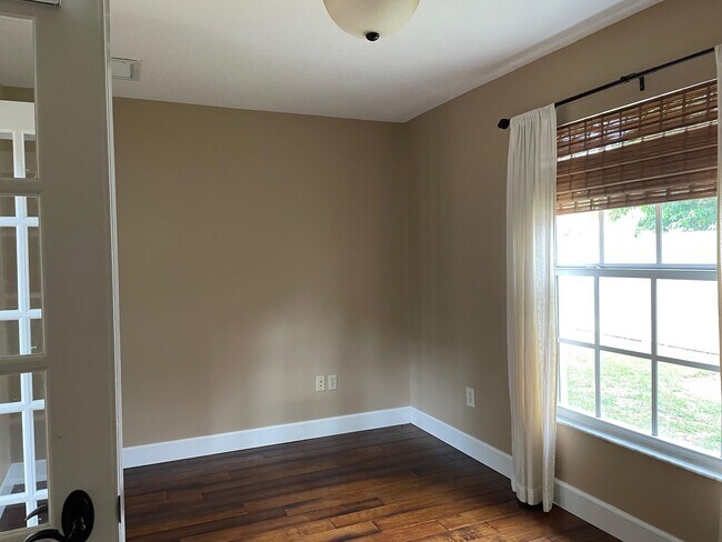 Building Photo - 12861 Meadowbend Dr
