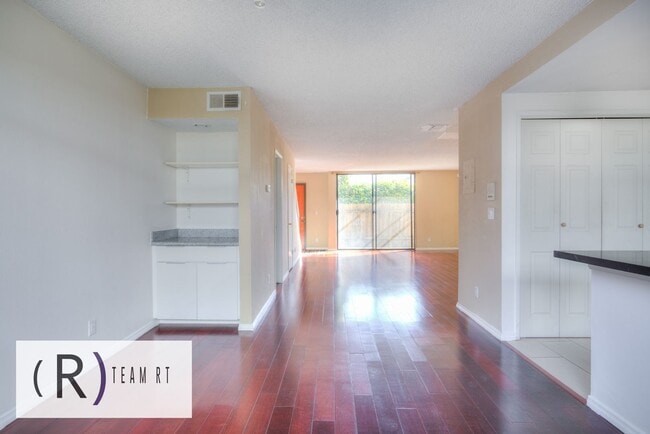 Building Photo - Gorgeous townhouse in a quiet 6-unit gated complex