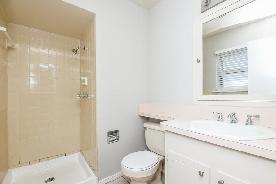 Building Photo - 2532 Belhaven Dr