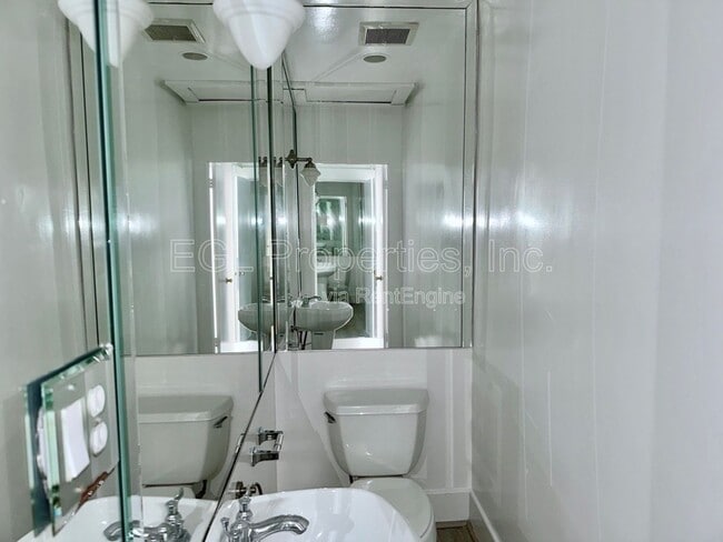 Building Photo - 358 N San Vicente Blvd