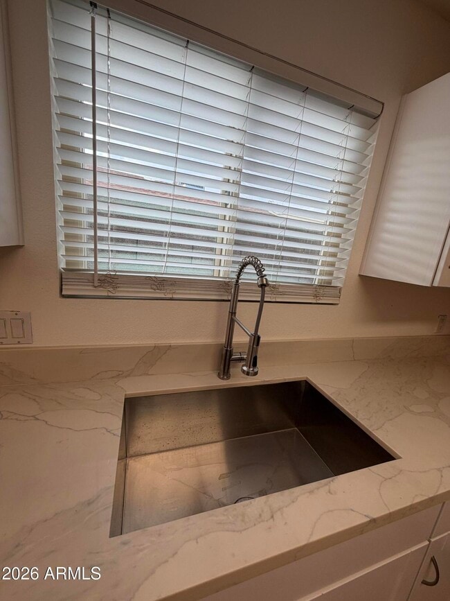 Building Photo - 909 E Escuda Dr