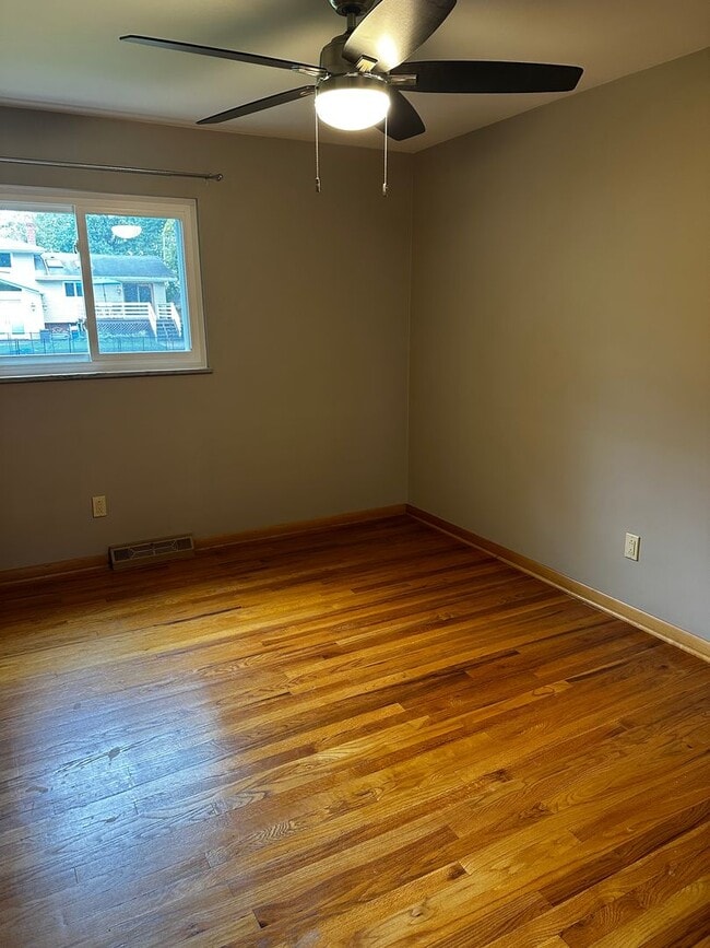 Building Photo - North Olmsted -4/5 Bedroom 2 1/2 bath larg...