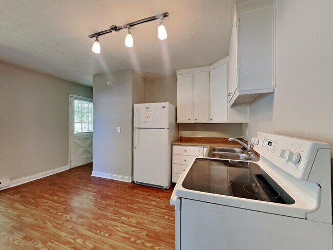 Building Photo - MOVE IN SPECIAL! 3 bed 1 bath in Greenwood!