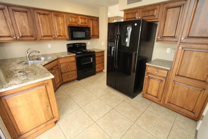 Kitchen - 5557 N Mica Mountain Dr