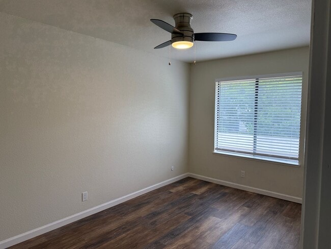 Building Photo - Blossom Valley Townhome