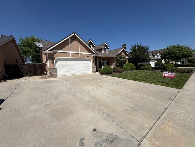 Building Photo - NW Visalia Available Now!