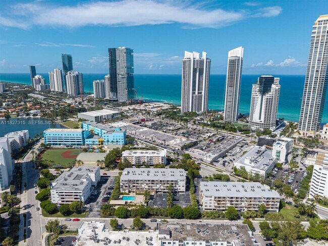 Building Photo - 250 NE 181st St