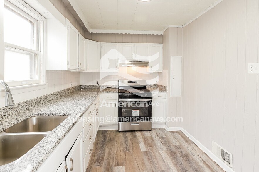 Building Photo - 136 Lawndale Ave