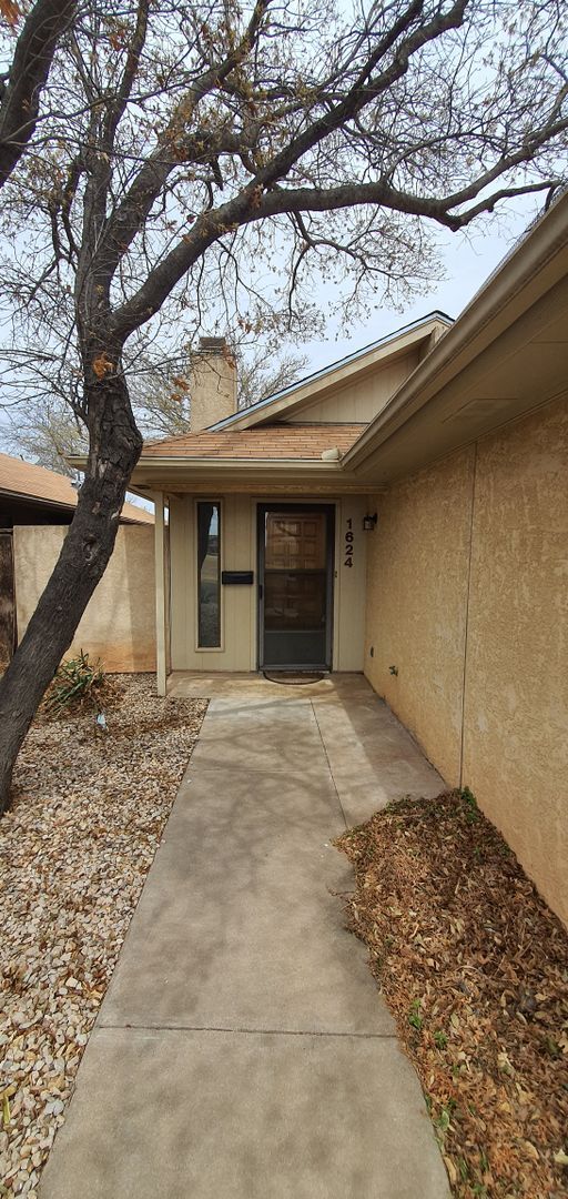 Building Photo - Spacious 2 bedroom 2 bath townhome COMING ...