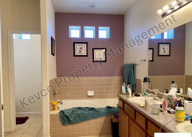 Building Photo - Live, Work, Relax - Comfortable Townhouse with AC