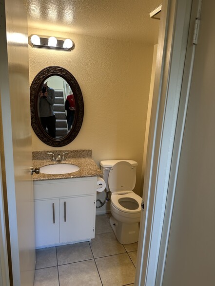 Building Photo - 2046 S Bon View Ave