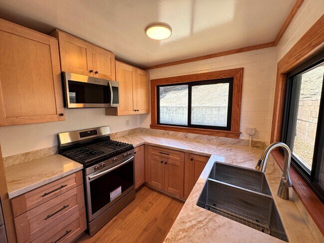Building Photo - 8220 Edison Dr