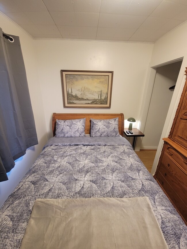 Building Photo - 211-212 W 13th St