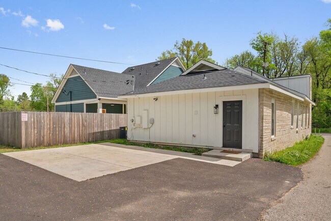Building Photo - 775 Tanglewood St