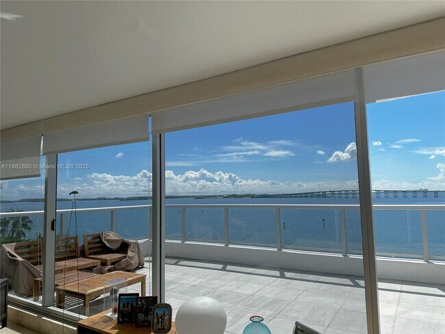 Building Photo - 1541 Brickell Ave