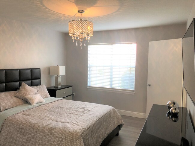 Bedroom with Plush queen-size bed for maximum comfort - 7350 Westpointe Blvd