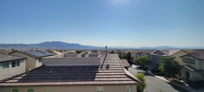 Building Photo - 4 bedroom plus roof top deck 1 bedroom dow...