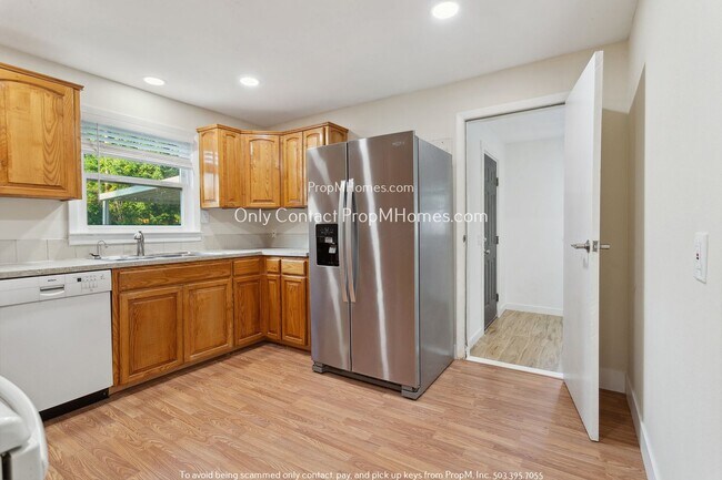 Building Photo - Two Bedroom, Single Level with an Entry Ramp - Large Fenced Yard!