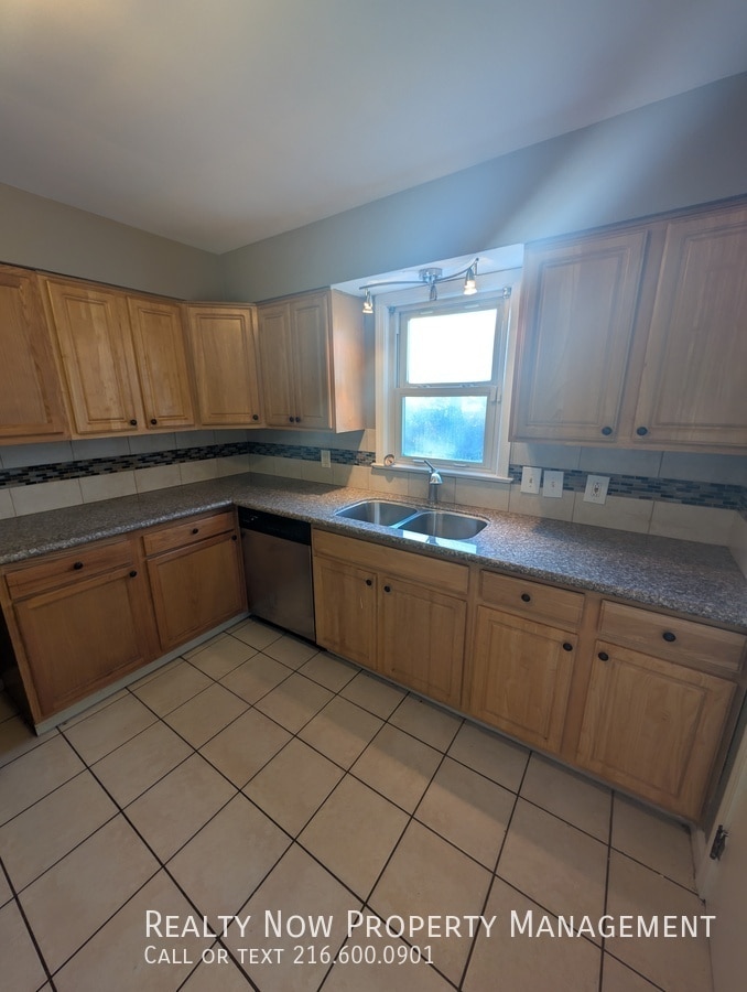 Building Photo - 14804 Rockside Rd