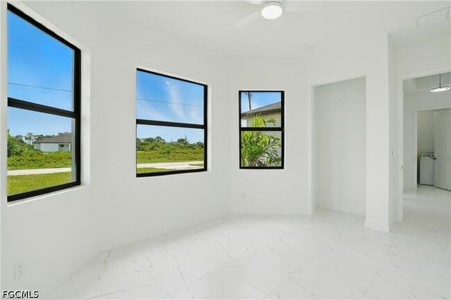 Building Photo - 472 Rajah St