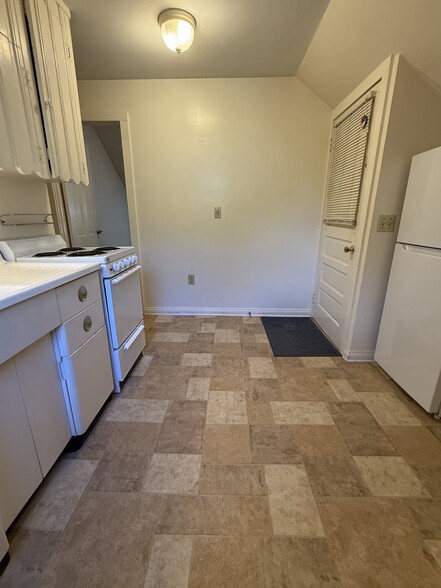 Primary Photo - 85 E Spring St