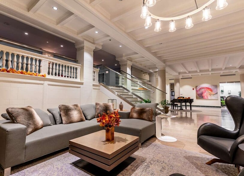 Building Photo - 5000 N Sheridan Rd