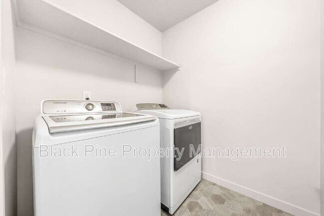 Building Photo - 6049 S Carlburg Ave