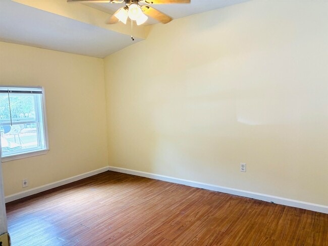 Building Photo - 412 E Magnolia Dr