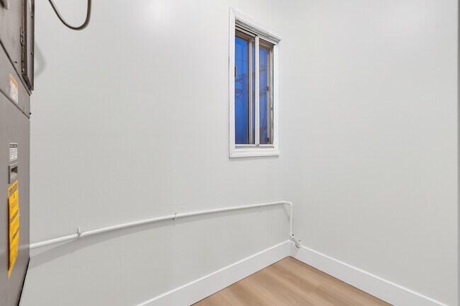 Building Photo - 10347 Dearlove Rd