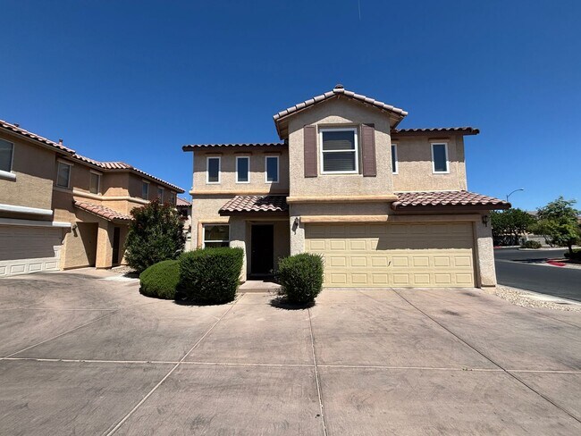 Building Photo - Beautiful 5Bed/2.5Bath/2Car home located near Seven Hills