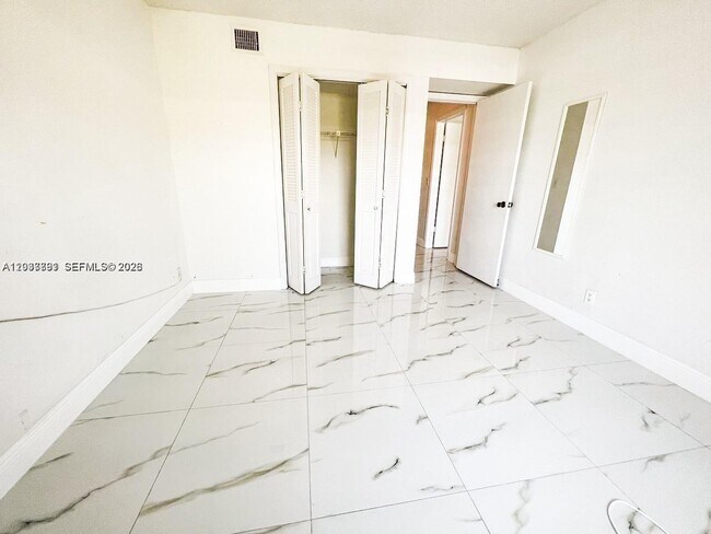 Building Photo - 6395 Bay Club Dr