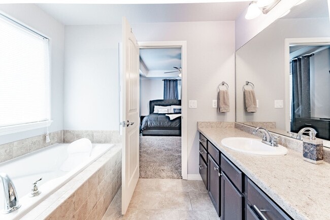 Building Photo - 4 Bed 4 Bath Home in Lorson Ranch!