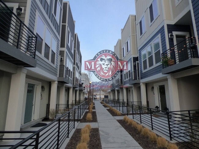 Building Photo - Great 3 Bd 2.5 Ba Townhome Rooftop Views