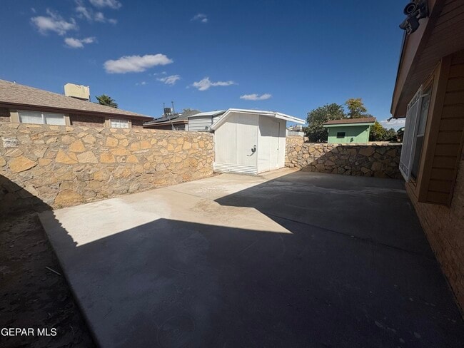 Building Photo - 11369 Lake Loy Dr