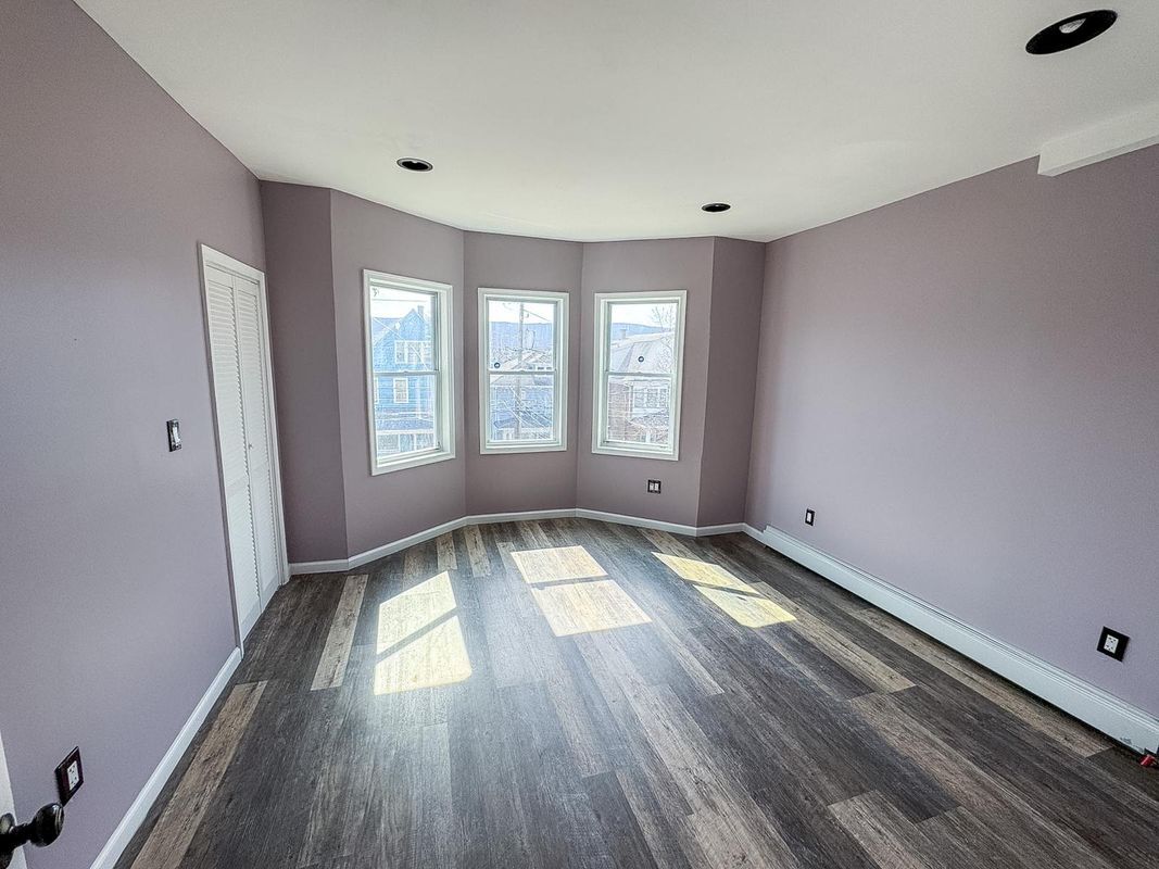 Building Photo - 354 N Main St