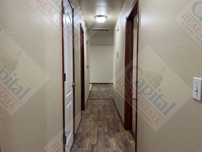 Building Photo - Spacious Duplex in Harrah