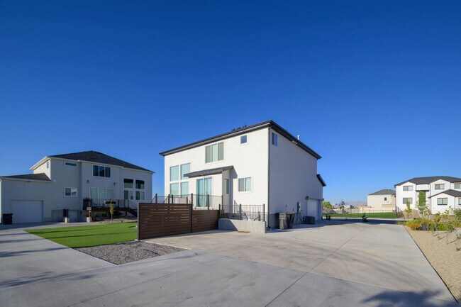 Building Photo - 537 S 2470 W
