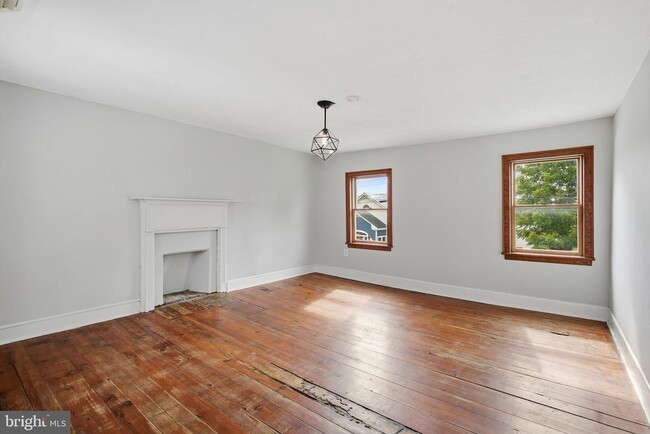 Building Photo - 27 E Broad Way
