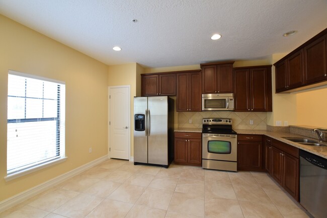 Building Photo - Gorgeous 4 Bed 3.5 Bath Townhouse for Rent...