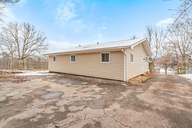 Building Photo - 411 Cherokee Heights Dr