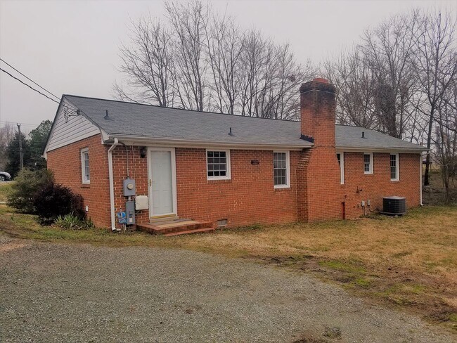 Building Photo - Large 3 bedroom brick rancher with 1.5 bathrooms.
