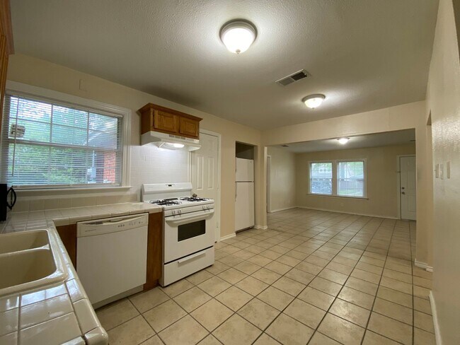 Building Photo - COMING SOON 3 BEDROOM 2 BATH HOME IN TCU AREA