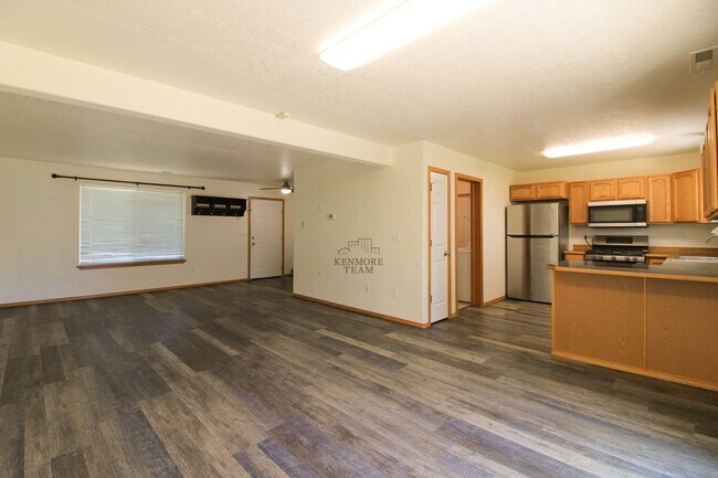Building Photo - 4 Bedroom, 2.5 Bath Home in West Pasco