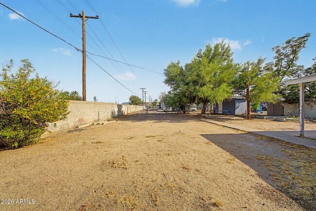 Building Photo - 823 E Carol Ave