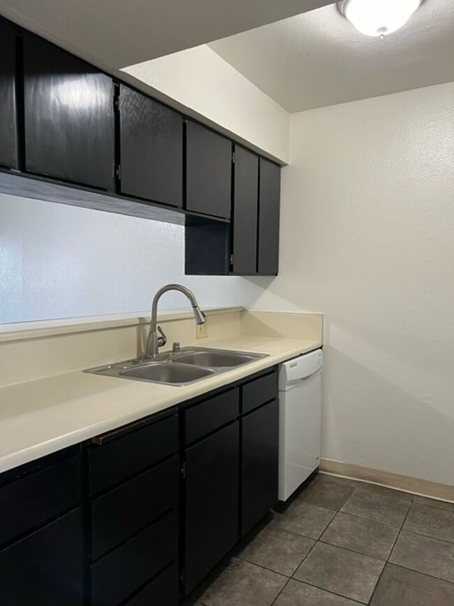 Building Photo - Charming Townhome