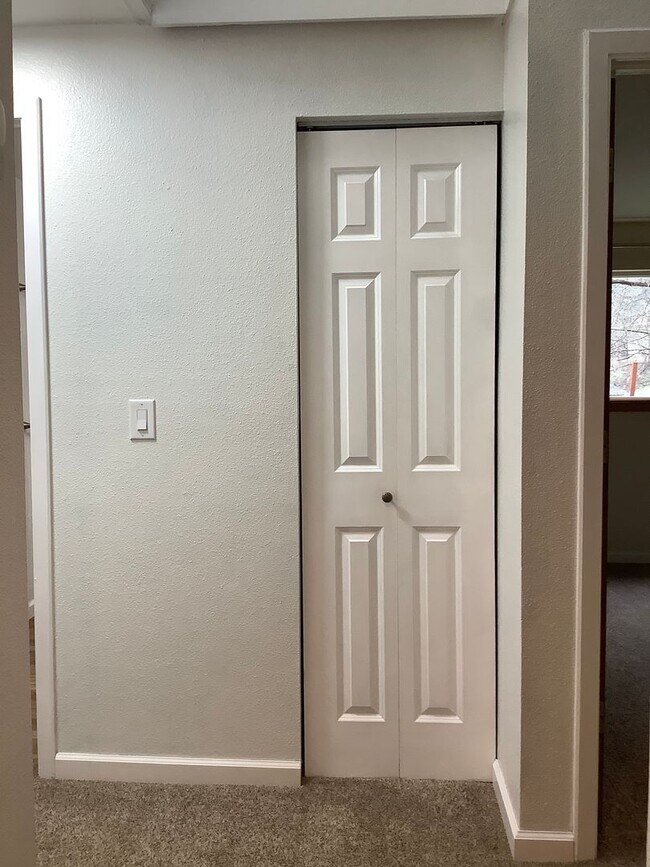 Building Photo - 1 STORY RAMBLER 3 BED 1.5 BATH IN PORT ORCHARD