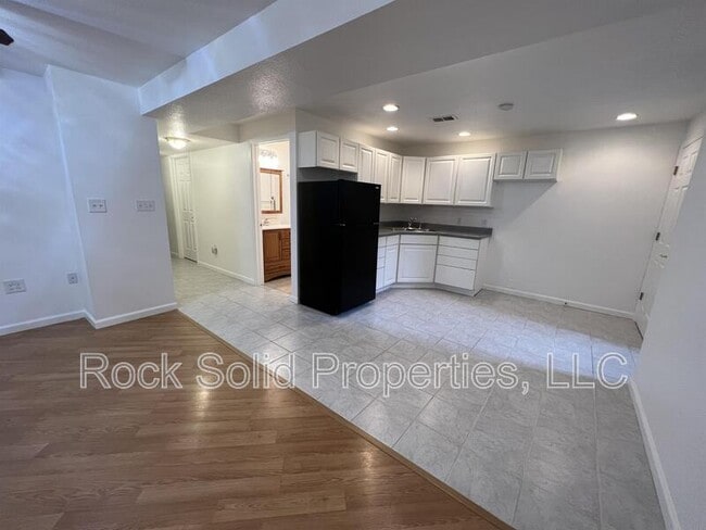 Building Photo - 405 E 5th St